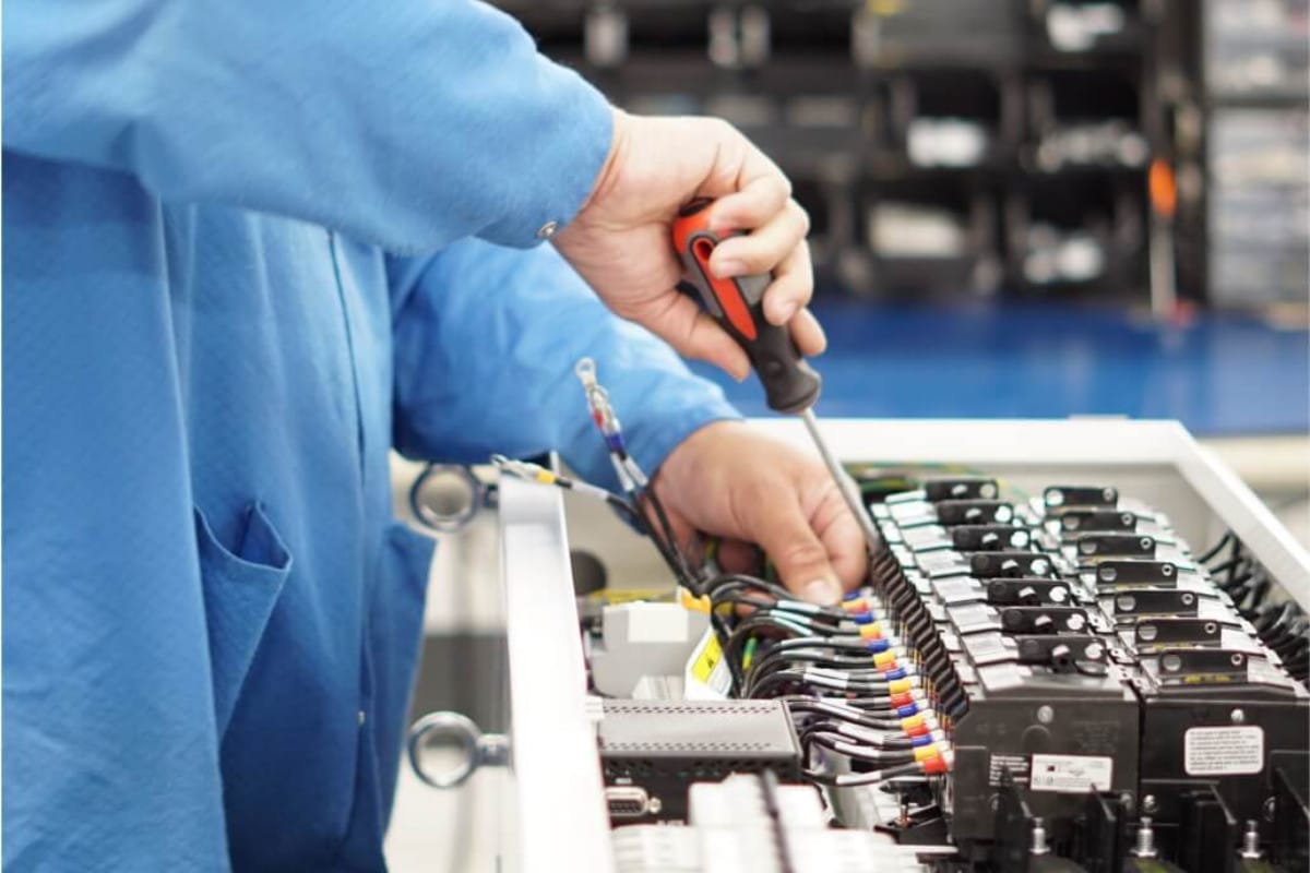 Federal Elec Blog-18 Graphic-03 Technician performing box build assembly for a high-reliability EMS program requiring CMMC, ITAR, and ISO compliance.